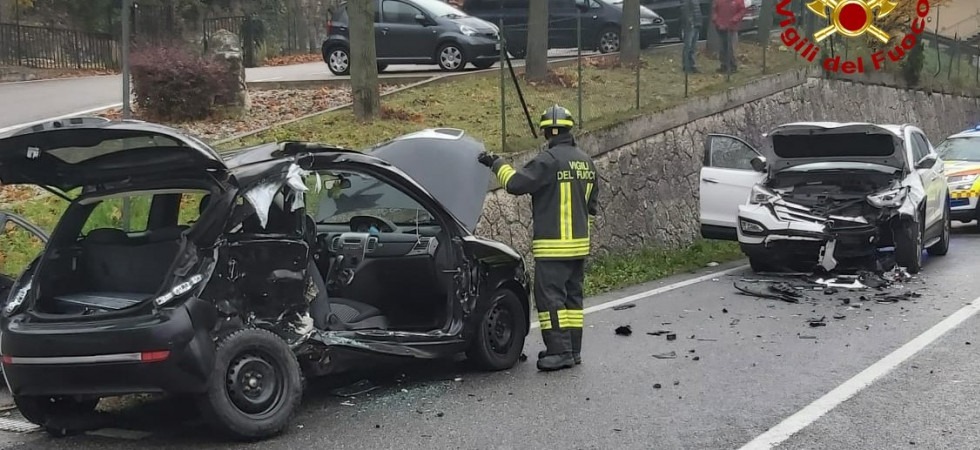 Schianto frontale tra due auto sulla Ss47 della Valsugana: liberata dall'abitacolo la conducente di uno dei mezzi